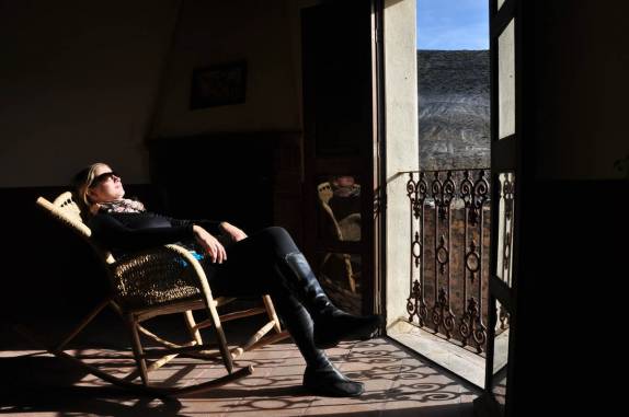 Aproveitando a luz do sol que entrava pela janela do nosso quarto, no fim de tarde em Real de Catorce, pueblo mágico no norte do México